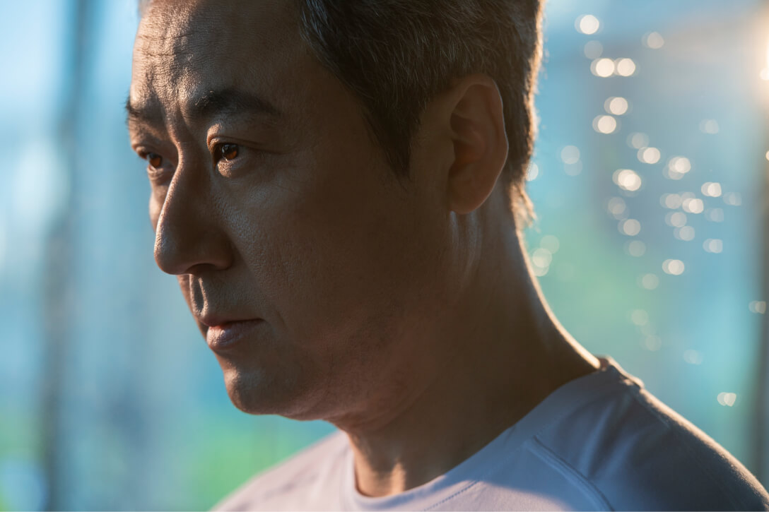 体型が戻ってしまった理由を考える男性