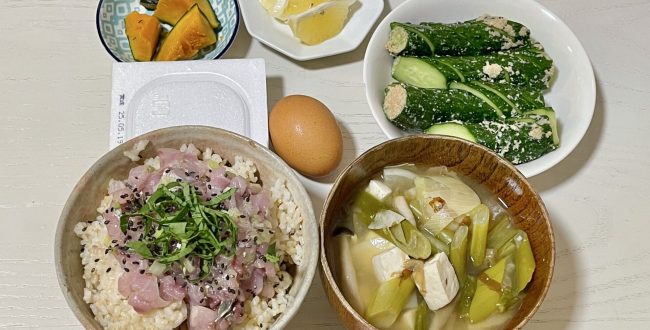 玄米ご飯とあじのなめろう、具だくさん味噌汁、きゅうりのぬか漬け、平飼い卵、前橋産納豆、グレープフルーツ、かぼちゃの煮物を盛り合わせた和の健康朝食
