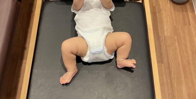 ピラティスマシンの上でミルクを飲む赤ちゃん