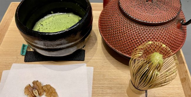 抹茶と南部鉄器と茶筅の写真