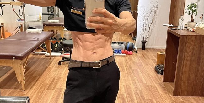 細マッチョな肉体を披露するトレーナー