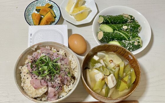 玄米ご飯とあじのなめろう、具だくさん味噌汁、きゅうりのぬか漬け、平飼い卵、前橋産納豆、グレープフルーツ、かぼちゃの煮物を盛り合わせた和の健康朝食