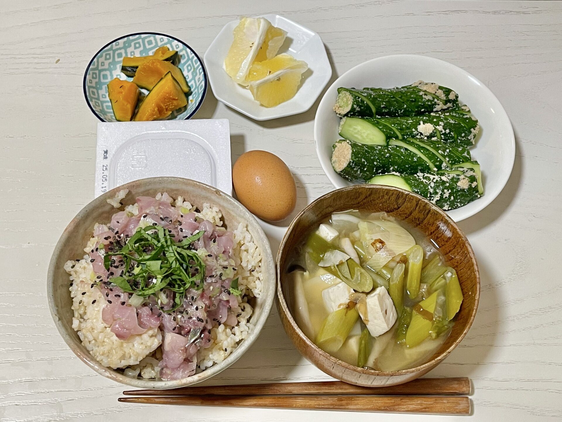 玄米ご飯とあじのなめろう、具だくさん味噌汁、きゅうりのぬか漬け、平飼い卵、前橋産納豆、グレープフルーツ、かぼちゃの煮物を盛り合わせた和の健康朝食