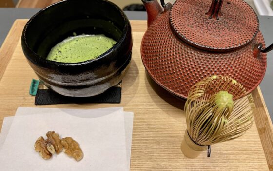 抹茶と南部鉄器と茶筅の写真