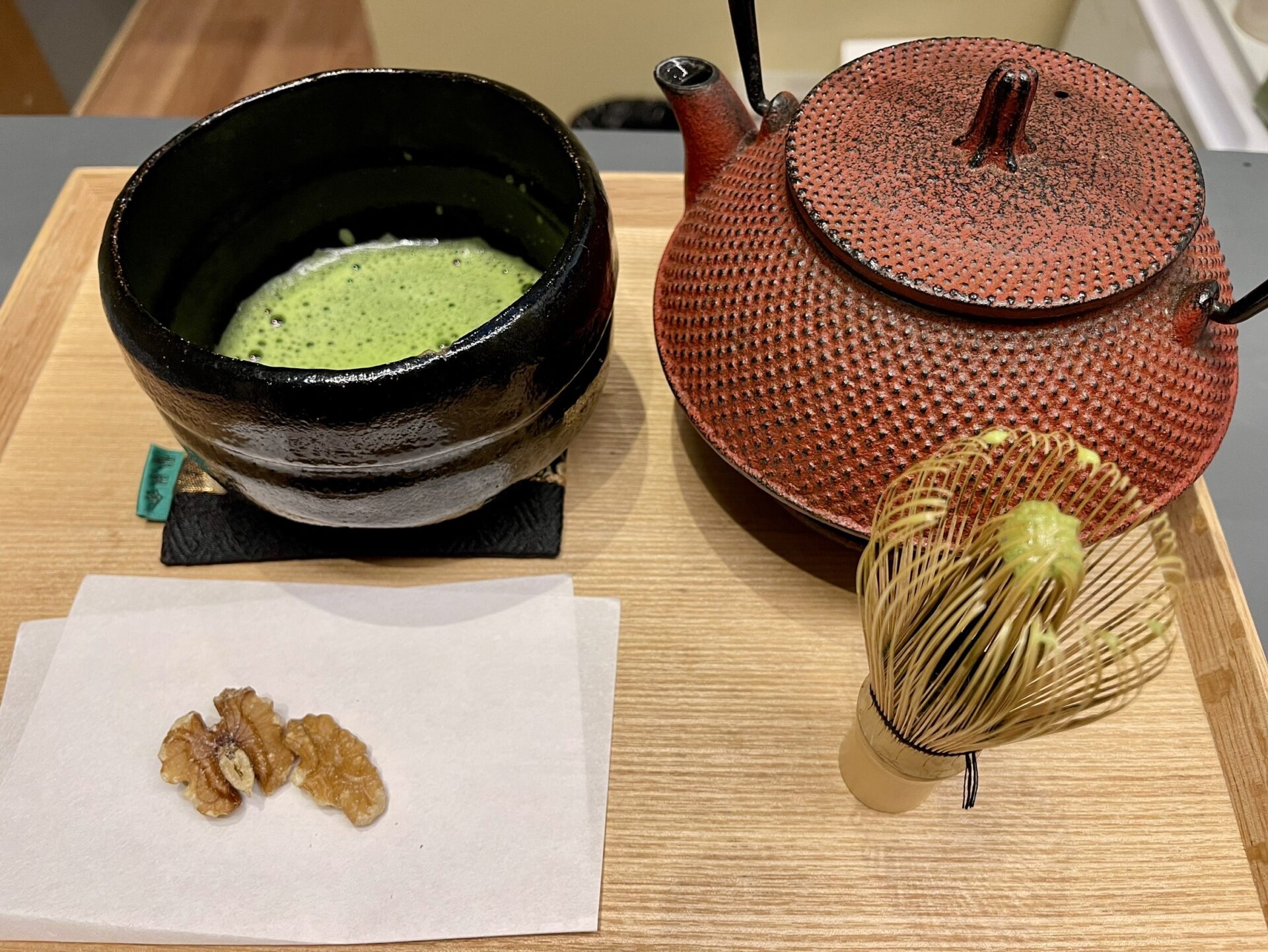 抹茶と南部鉄器と茶筅の写真