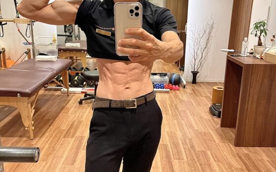 細マッチョな肉体を披露するトレーナー