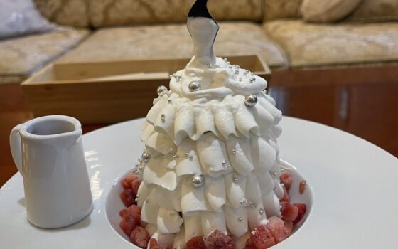 生クリームたっぷりのケーキ