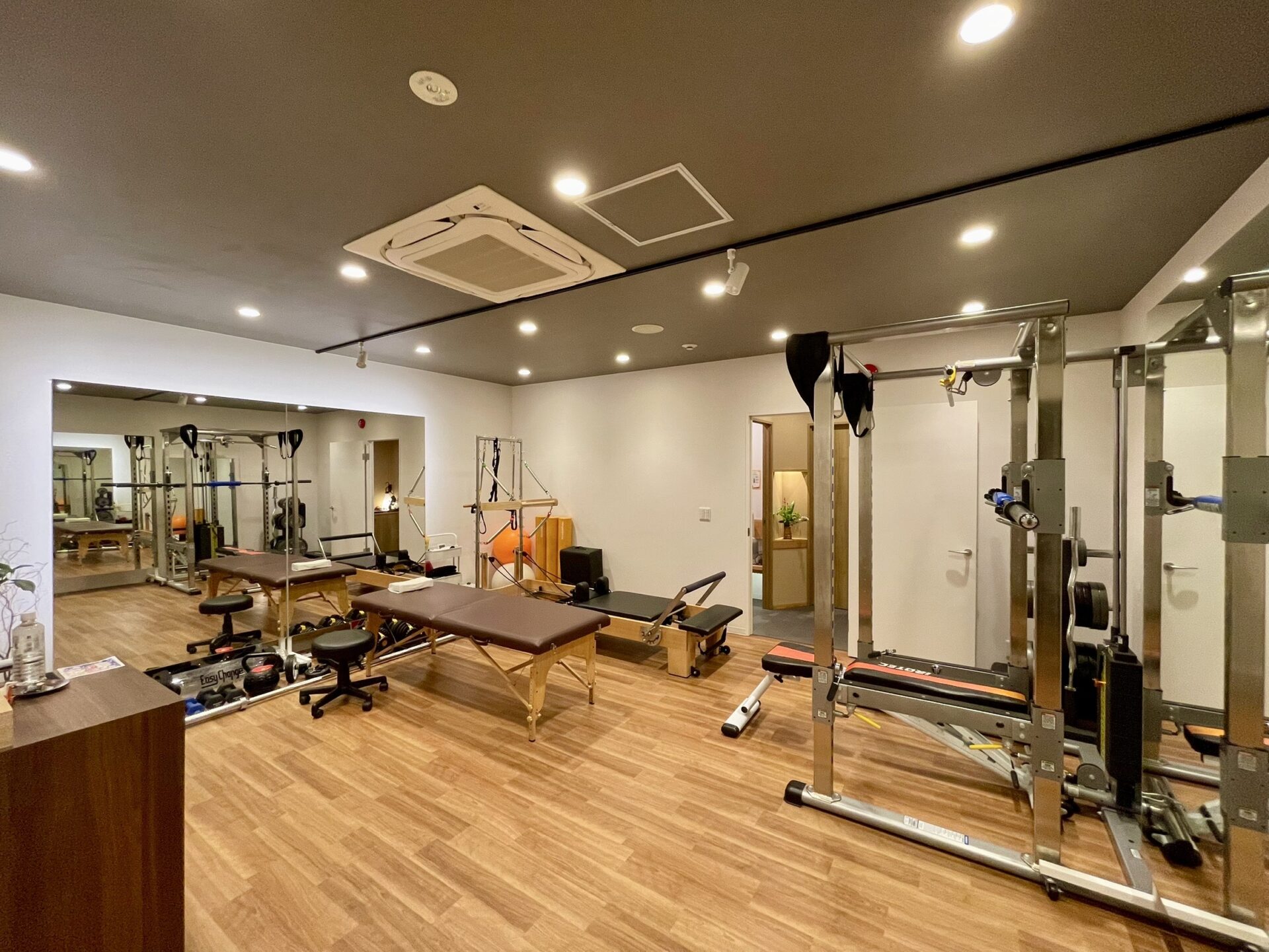 ピラティスマシンとウェイトトレーニングと店内の写真