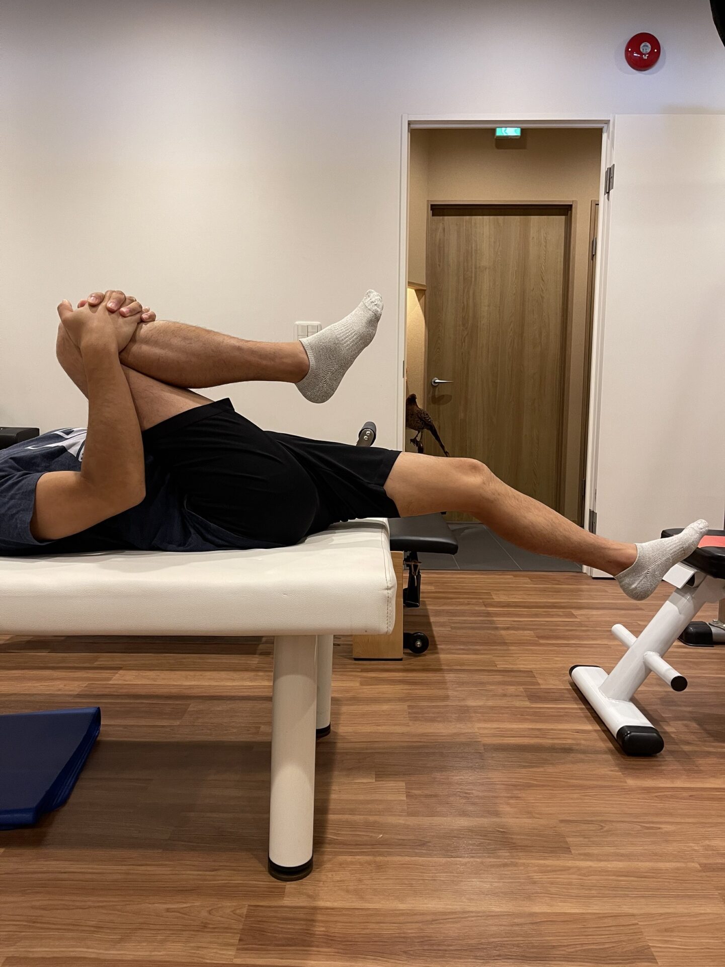 トーマステストで股関節の硬さをチェックする人